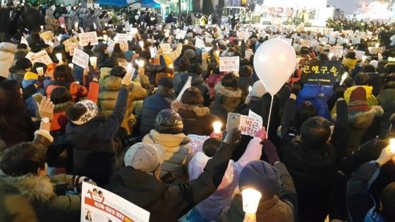 현재 5시 40분 대전 시민들이 둔산동 타임월드 앞에서 박근혜 퇴진을 외치며 촛불집회를 하고 있다. 